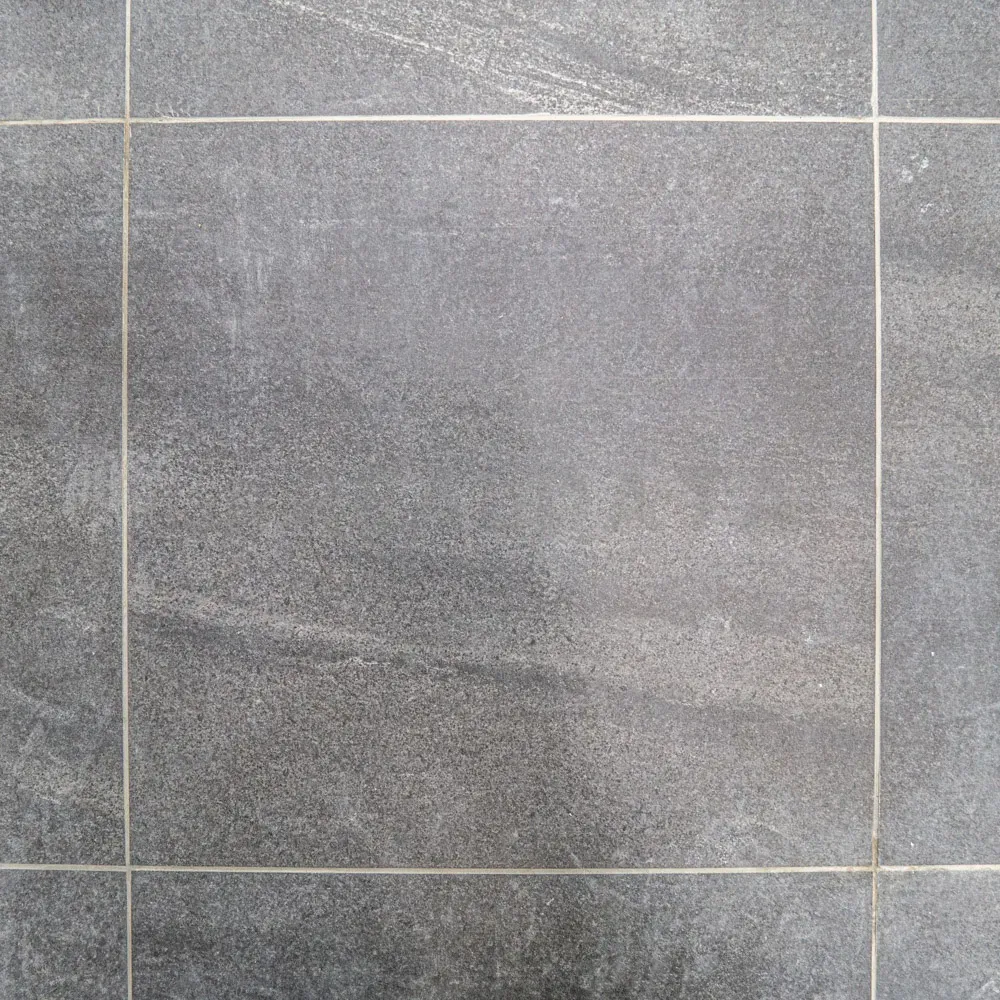 พื้นบริเวณทางเข้าบ้าน :กระเบื้อง PORCELAIN 40x40 cm CERGRES มิดไนท์ สโตน สี เทาเข้ม
