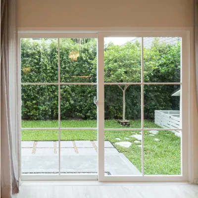 ประตูกระจกบานเลื่อน กรอบประตูวัสดุ UPVC สีขาว